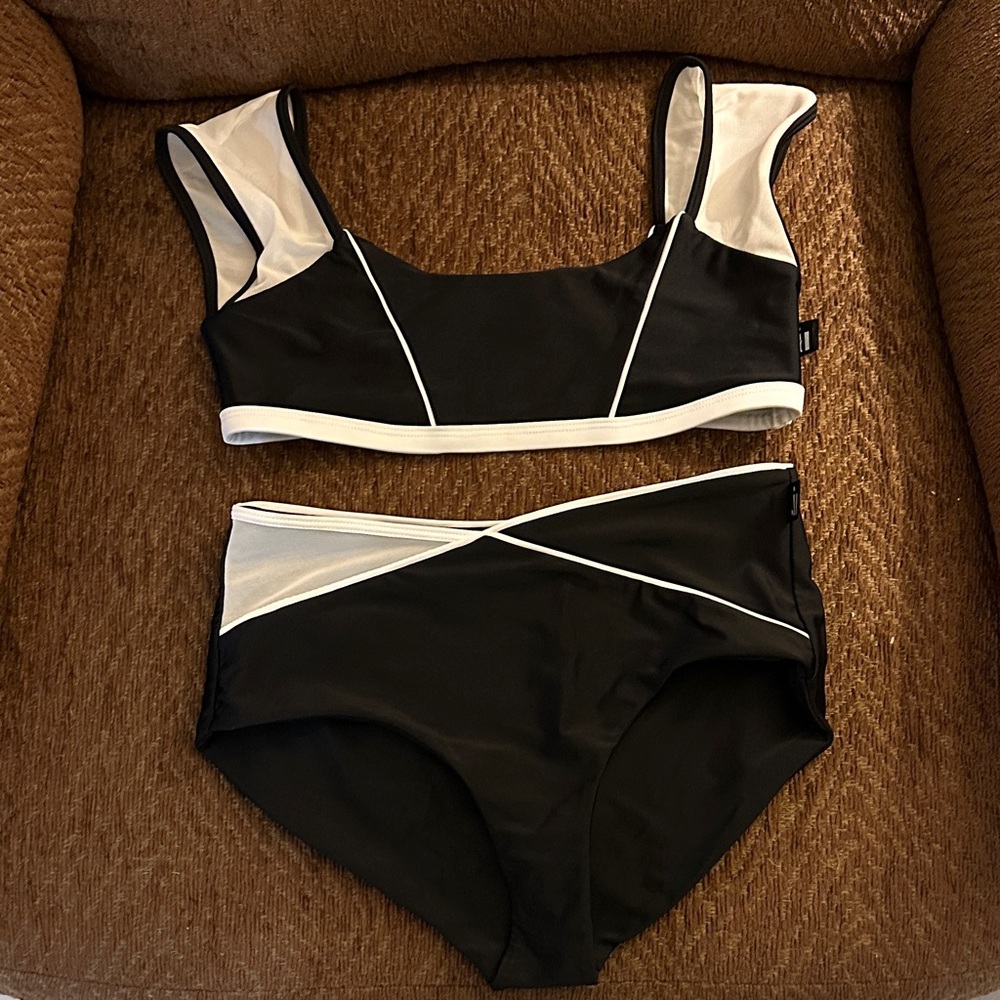 JD DANCEWEAR “Isla Set” Black and White with mesh accents.  Wore once !